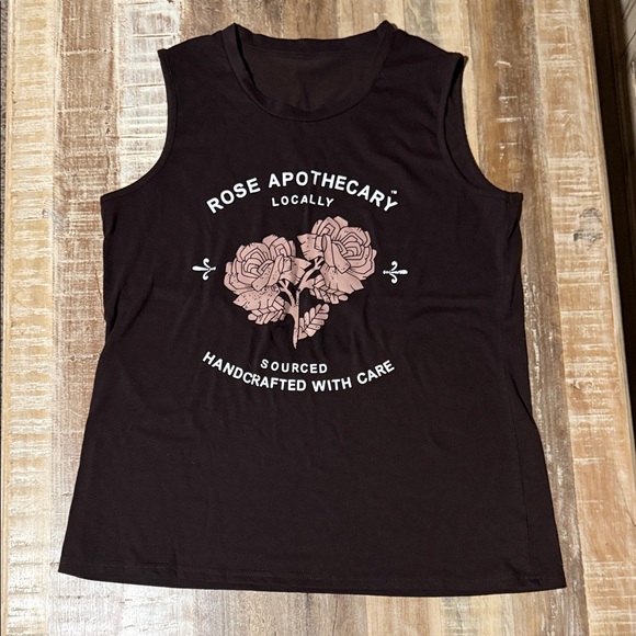 Tops - Like New brown sleeveless graphic tee